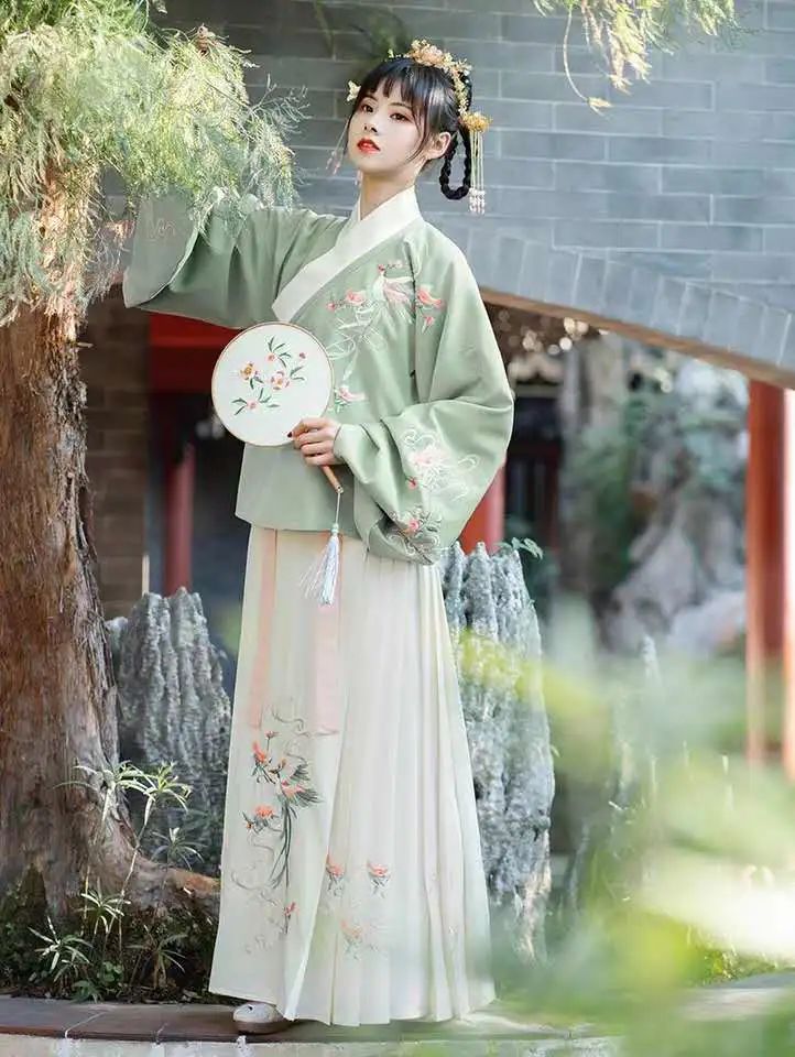 汉服容易成「梅菜干」?平时在衣柜里应该这么放! 汉服容易成「梅菜干」?平时在衣柜里应该这么放!