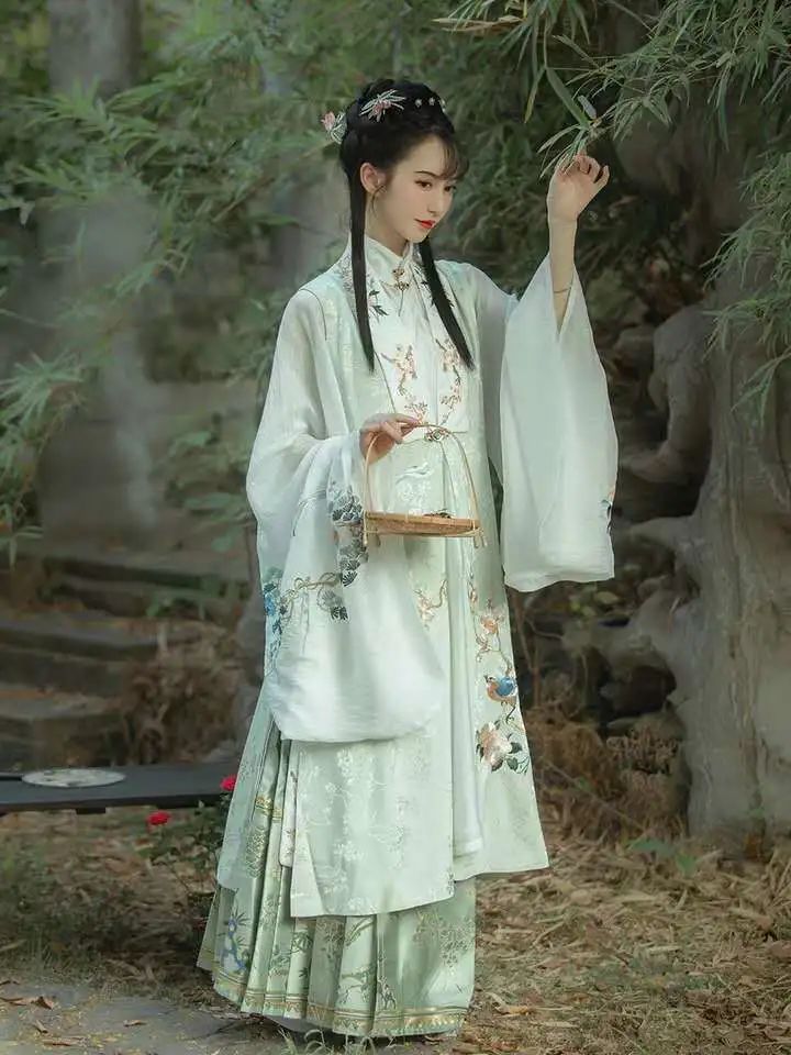 汉服容易成「梅菜干」?平时在衣柜里应该这么放! 汉服容易成「梅菜干」?平时在衣柜里应该这么放!