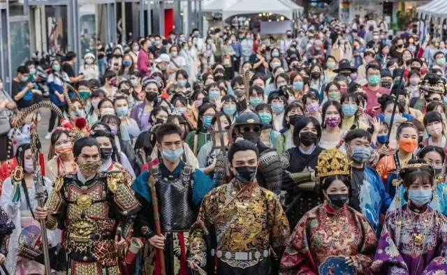 2021台湾汉服爱好者出行日大聚会,场面壮观,全家汉服出行“大明风华”显风采,天下汉服是一家。 2021台湾汉服爱好者出行日大聚会,场面壮观,全家汉服出行“大明风华”显风采,天下汉服是一家。