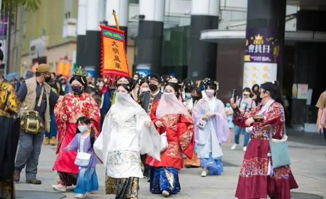 2021台湾汉服爱好者出行日大聚会,场面壮观,全家汉服出行“大明风华”显风采,天下汉服是一家。 2021台湾汉服爱好者出行日大聚会,场面壮观,全家汉服出行“大明风华”显风采,天下汉服是一家。