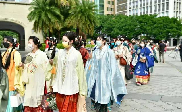 2021台湾汉服爱好者出行日大聚会,场面壮观,全家汉服出行“大明风华”显风采,天下汉服是一家。 2021台湾汉服爱好者出行日大聚会,场面壮观,全家汉服出行“大明风华”显风采,天下汉服是一家。
