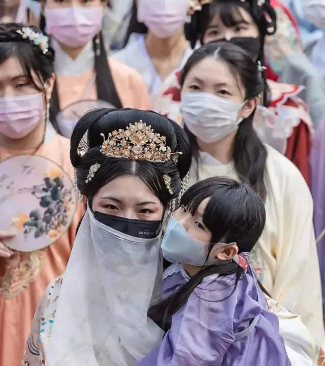 2021台湾汉服爱好者出行日大聚会,场面壮观,全家汉服出行“大明风华”显风采,天下汉服是一家。 2021台湾汉服爱好者出行日大聚会,场面壮观,全家汉服出行“大明风华”显风采,天下汉服是一家。