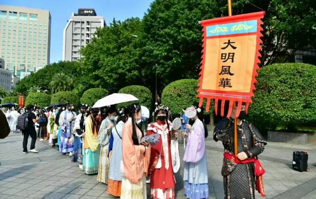 2021台湾汉服爱好者出行日大聚会,场面壮观,全家汉服出行“大明风华”显风采,天下汉服是一家。 2021台湾汉服爱好者出行日大聚会,场面壮观,全家汉服出行“大明风华”显风采,天下汉服是一家。