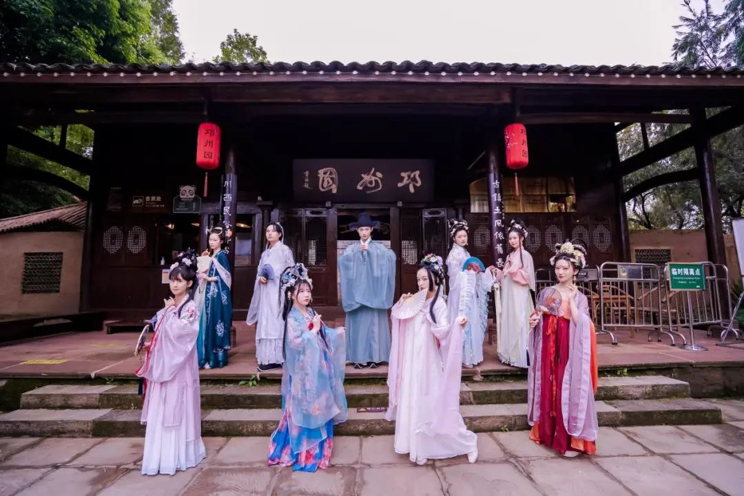【国潮大秀 】2021第二届中国成都国际汉服文化活动时尚盛典精彩来袭! 【国潮大秀 】2021第二届中国成都国际汉服文化活动时尚盛典精彩来袭!