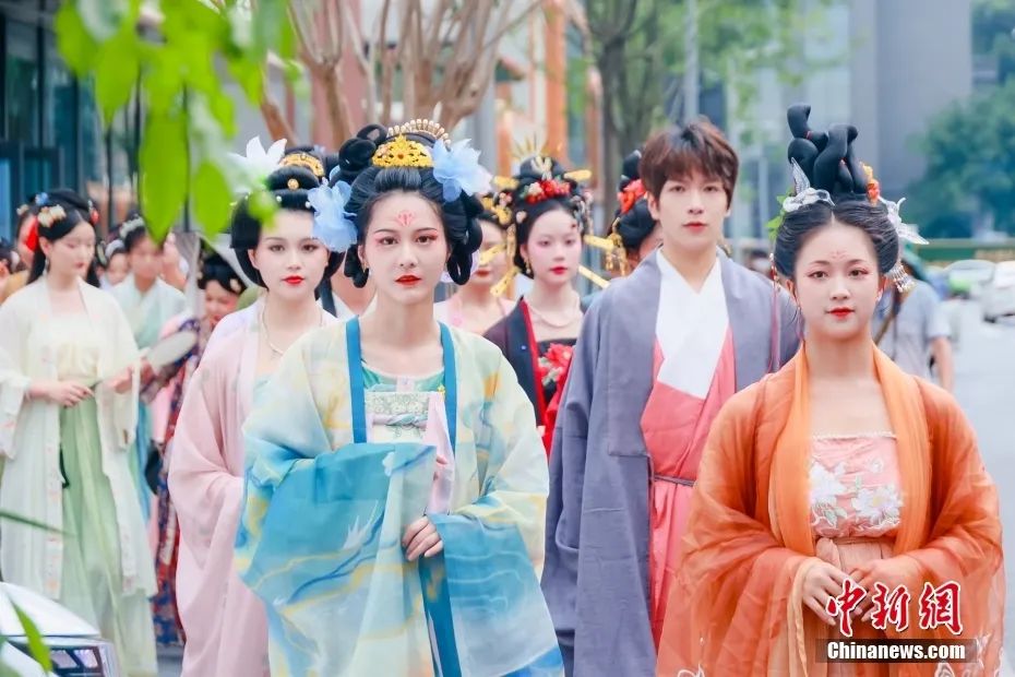 汉服热点 | 成都街头上演国潮汉服巡游活动 汉服热点 | 成都街头上演国潮汉服巡游活动
