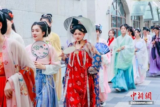 汉服热点 | 成都街头上演国潮汉服巡游活动 汉服热点 | 成都街头上演国潮汉服巡游活动