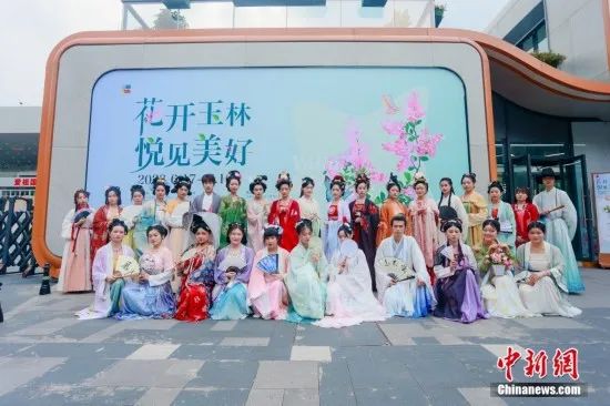 汉服热点 | 成都街头上演国潮汉服巡游活动 汉服热点 | 成都街头上演国潮汉服巡游活动