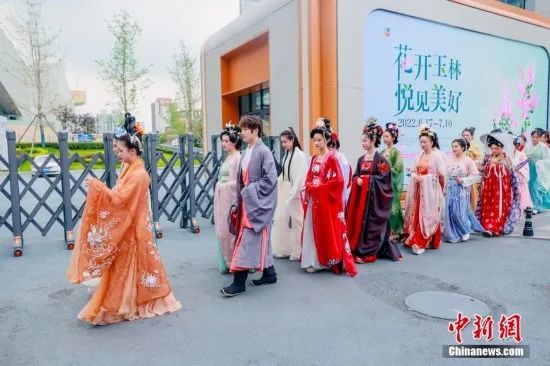 汉服热点 | 成都街头上演国潮汉服巡游活动 汉服热点 | 成都街头上演国潮汉服巡游活动