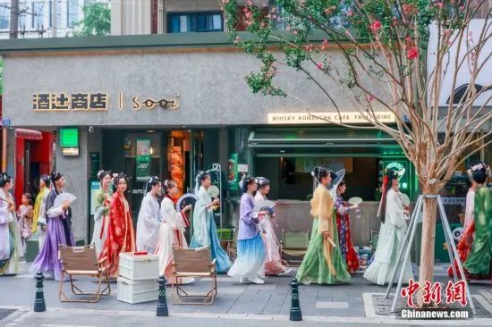 汉服热点 | 成都街头上演国潮汉服巡游活动 汉服热点 | 成都街头上演国潮汉服巡游活动