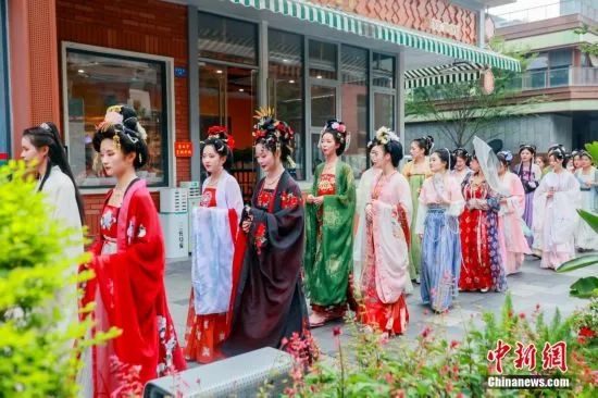 汉服热点 | 成都街头上演国潮汉服巡游活动 汉服热点 | 成都街头上演国潮汉服巡游活动