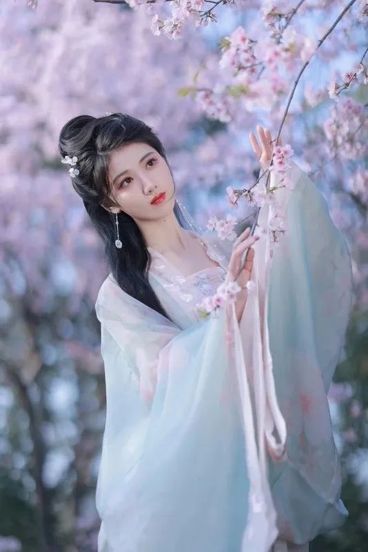 汉服颂 | 杏花天里春衫薄,杨柳岸边骏马鸣 汉服颂 | 杏花天里春衫薄,杨柳岸边骏马鸣
