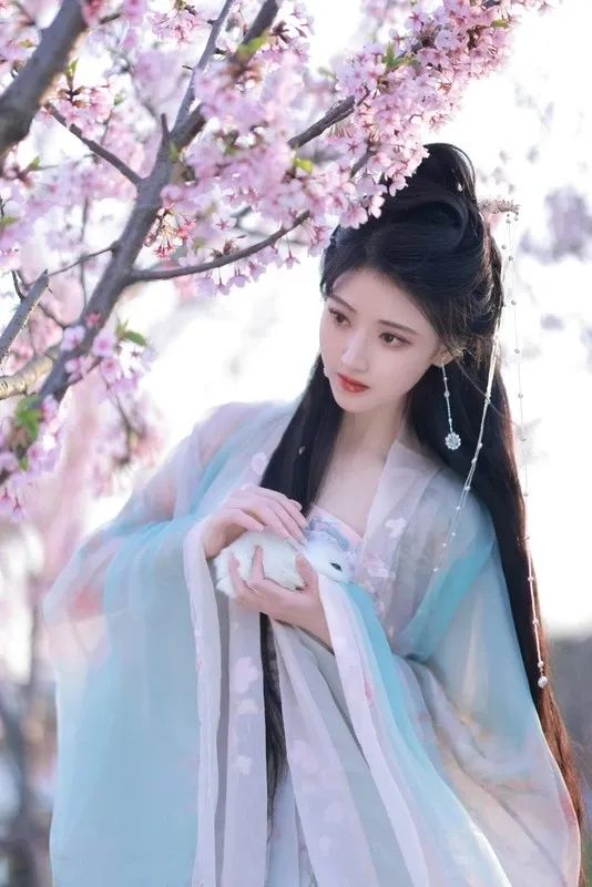汉服颂 | 杏花天里春衫薄,杨柳岸边骏马鸣 汉服颂 | 杏花天里春衫薄,杨柳岸边骏马鸣