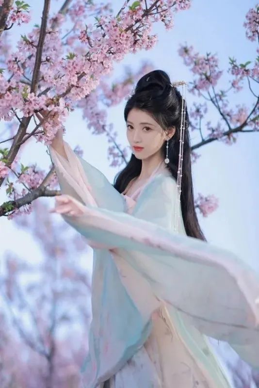 汉服颂 | 杏花天里春衫薄,杨柳岸边骏马鸣 汉服颂 | 杏花天里春衫薄,杨柳岸边骏马鸣