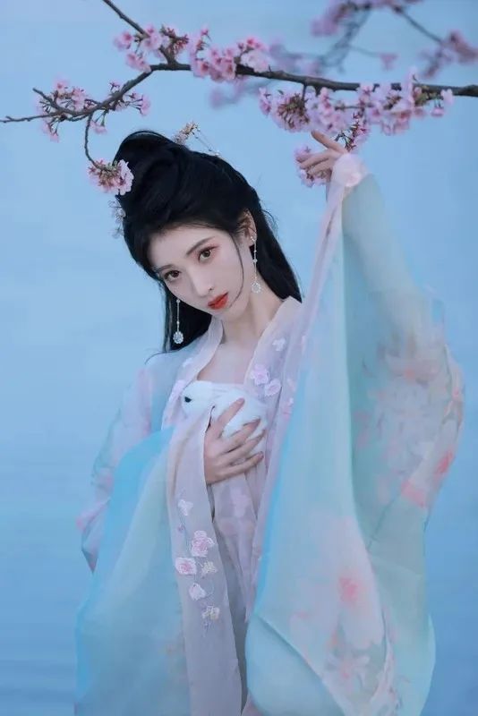 汉服颂 | 杏花天里春衫薄,杨柳岸边骏马鸣 汉服颂 | 杏花天里春衫薄,杨柳岸边骏马鸣