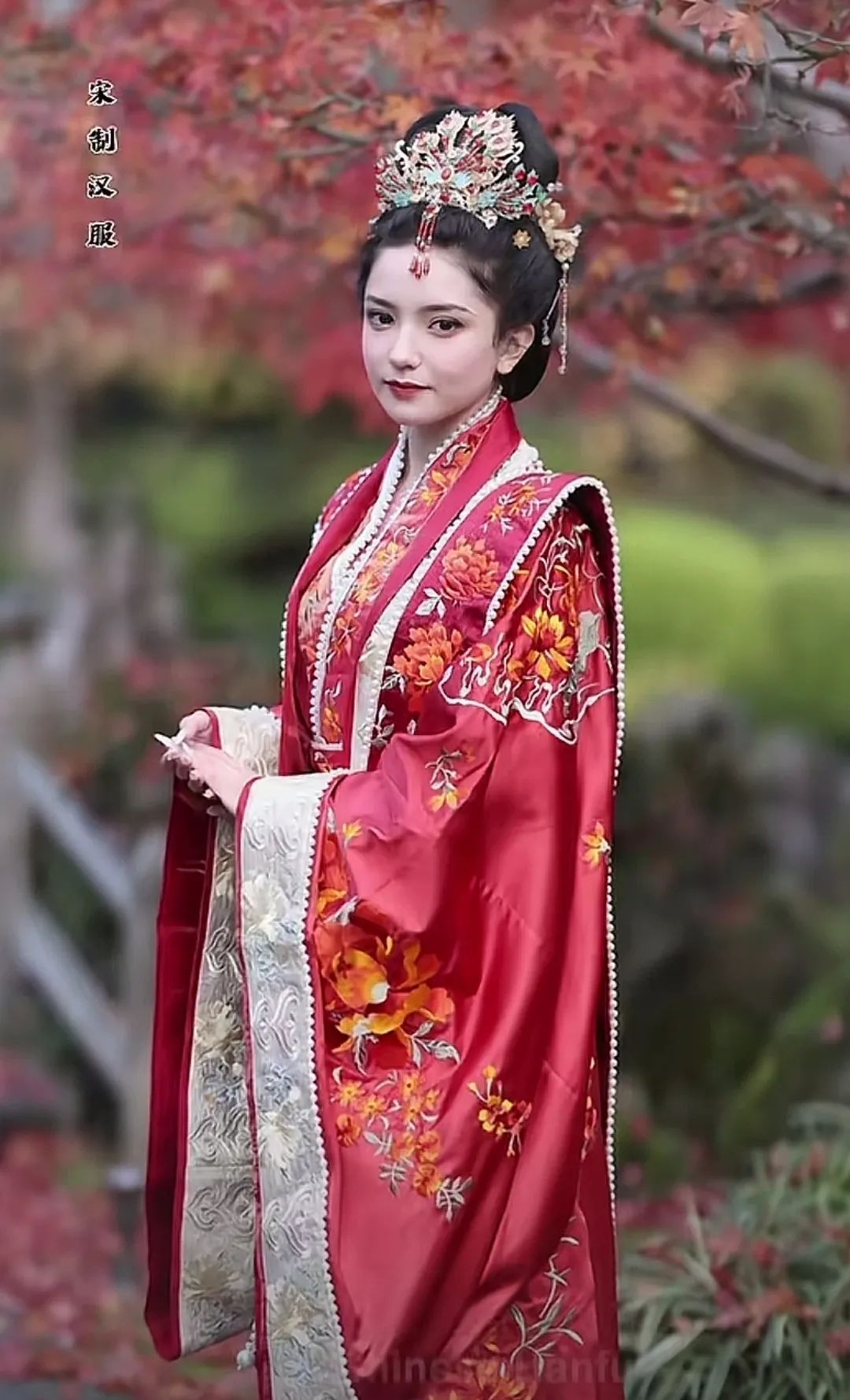 90后川妹子给外国人穿汉服,央视点赞,500万网友围观:这就叫文化自信! 90后川妹子给外国人穿汉服,央视点赞,500万网友围观:这就叫文化自信!