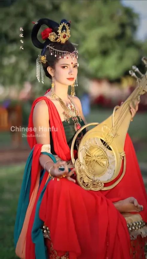 90后川妹子给外国人穿汉服,央视点赞,500万网友围观:这就叫文化自信! 90后川妹子给外国人穿汉服,央视点赞,500万网友围观:这就叫文化自信!