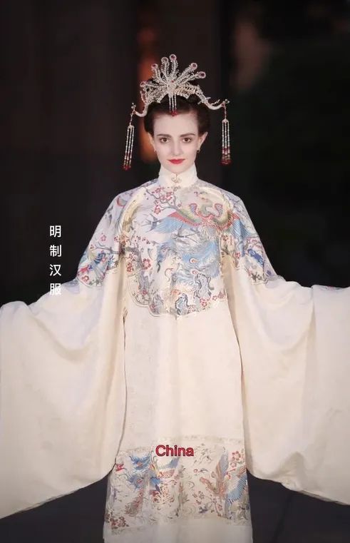 90后川妹子给外国人穿汉服,央视点赞,500万网友围观:这就叫文化自信! 90后川妹子给外国人穿汉服,央视点赞,500万网友围观:这就叫文化自信!