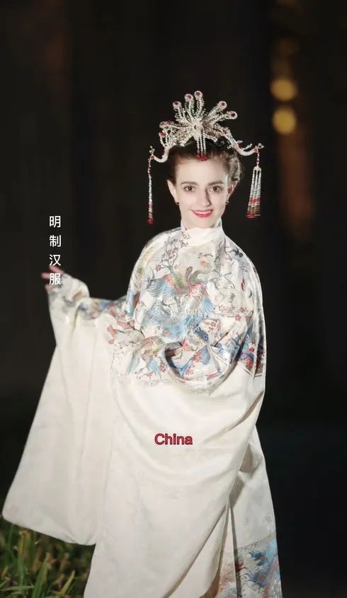 90后川妹子给外国人穿汉服,央视点赞,500万网友围观:这就叫文化自信! 90后川妹子给外国人穿汉服,央视点赞,500万网友围观:这就叫文化自信!
