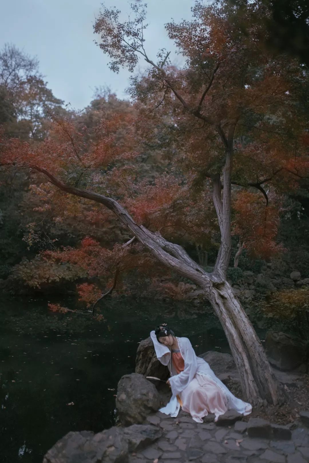 汉服摄影｜在秋天里，在火红的枫叶里