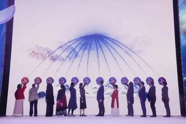 真正热爱传统汉服的同袍都不会认为这是汉服 - 第1张 - 汉服颂 - 传承华夏之美 真正热爱传统汉服的同袍都不会认为这是汉服 - 第1张