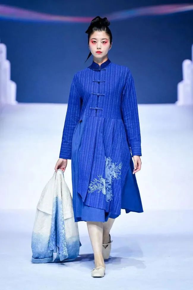 真正热爱传统汉服的同袍都不会认为这是汉服 - 第9张 - 汉服颂 - 传承华夏之美 真正热爱传统汉服的同袍都不会认为这是汉服 - 第9张