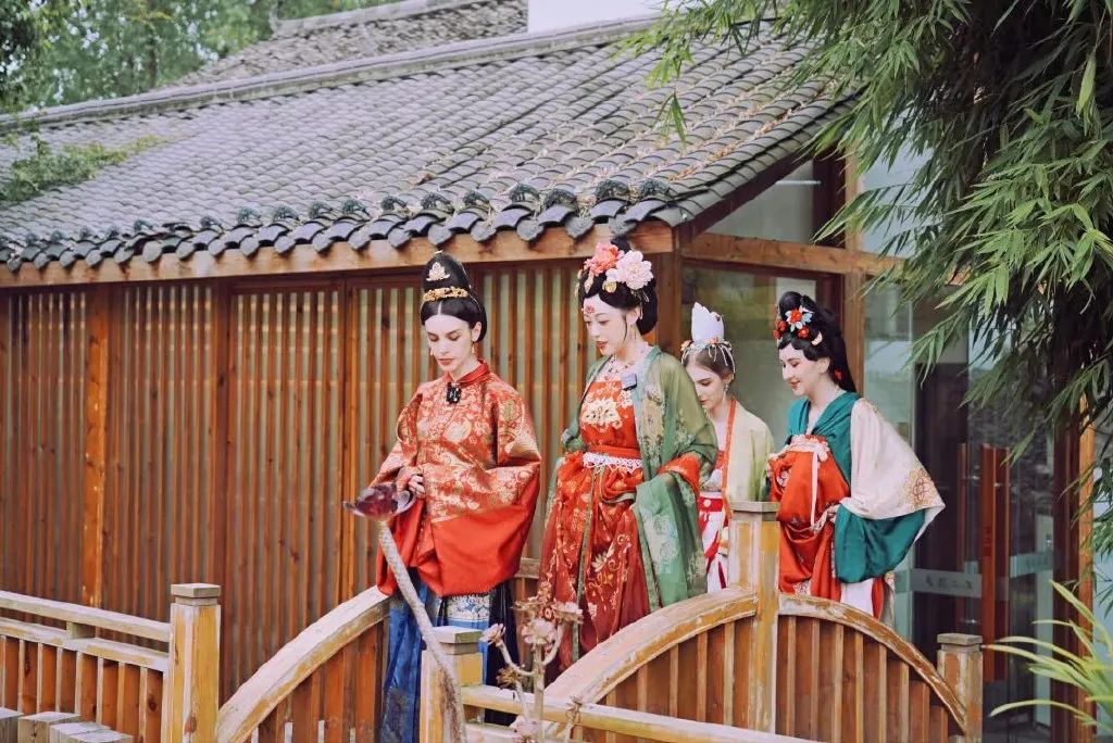央视频文创短片《这些都是中国的》：外国友人沉浸式体验传统文化 - 第2张