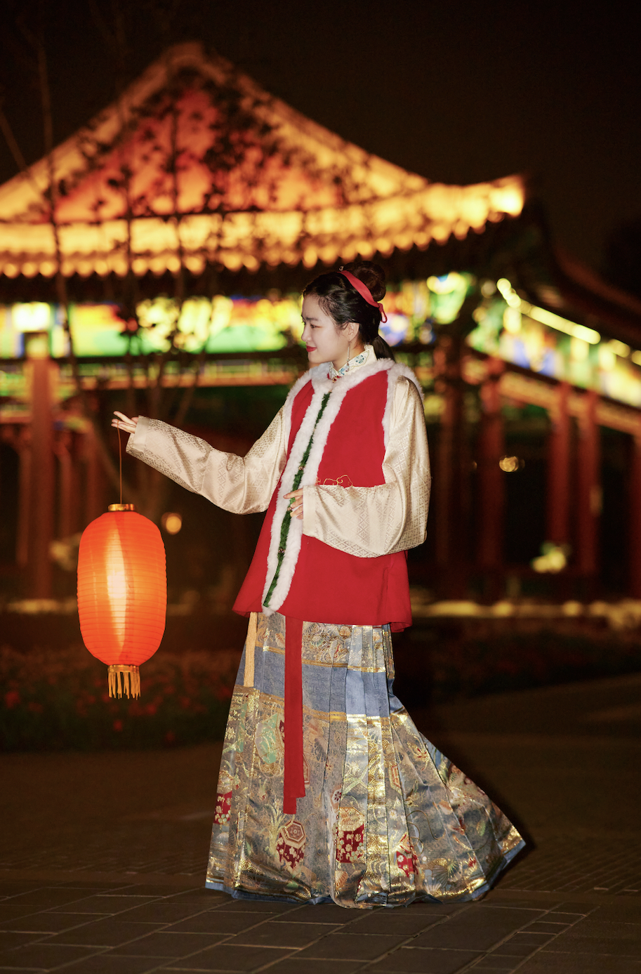 春晚的「中国传统色」火了，其中的群青却很特别…