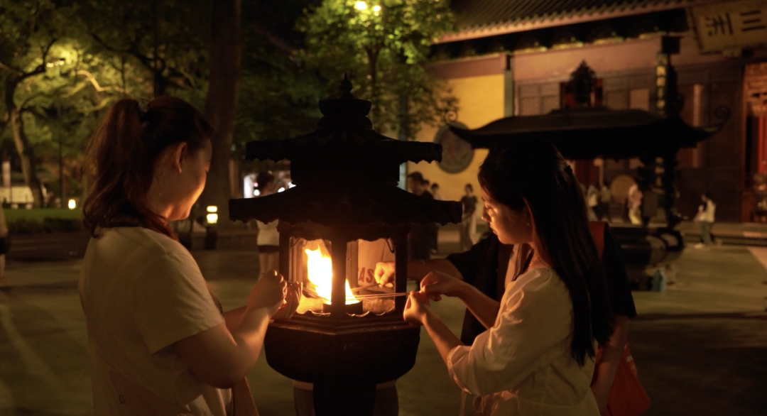 穿汉服夜游灵隐寺，在上班和上香之间她们选择了上镜