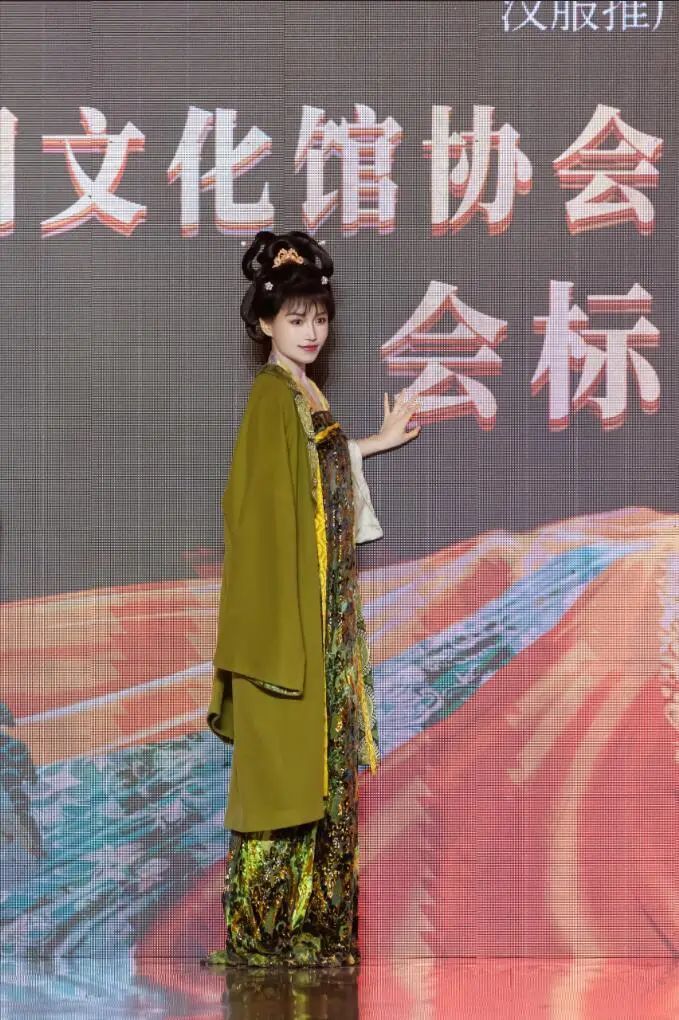 《中国汉服之夜》启幕！刘欣、李子柒、戴荃、者来女着汉服惊艳亮相