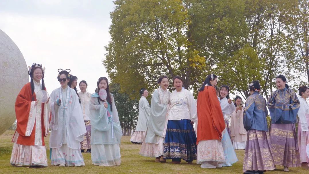 汉服雅韵・春色同行 | 建筑院举办“三八妇女节”主题活动