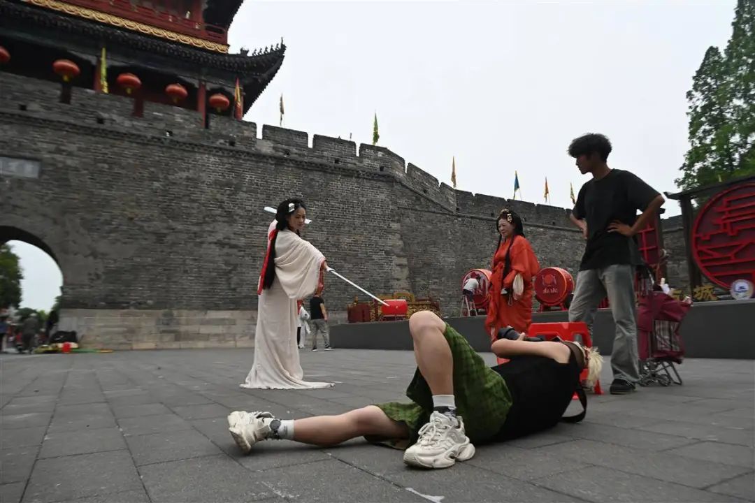 战国袍旅拍在荆州古城爆火:千年楚文化与现代国潮的完美碰撞 - 第1张 - 汉服颂 战国袍旅拍在荆州古城爆火:千年楚文化与现代国潮的完美碰撞 - 第1张