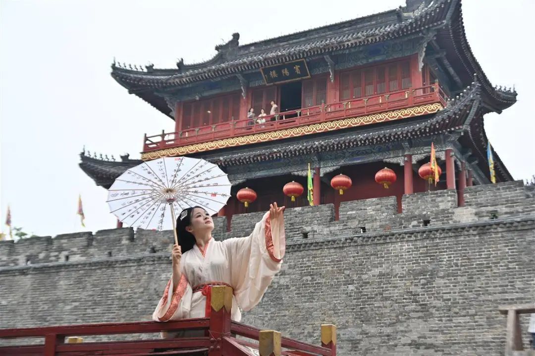 战国袍旅拍在荆州古城爆火:千年楚文化与现代国潮的完美碰撞 - 第3张 - 汉服颂 战国袍旅拍在荆州古城爆火:千年楚文化与现代国潮的完美碰撞 - 第3张