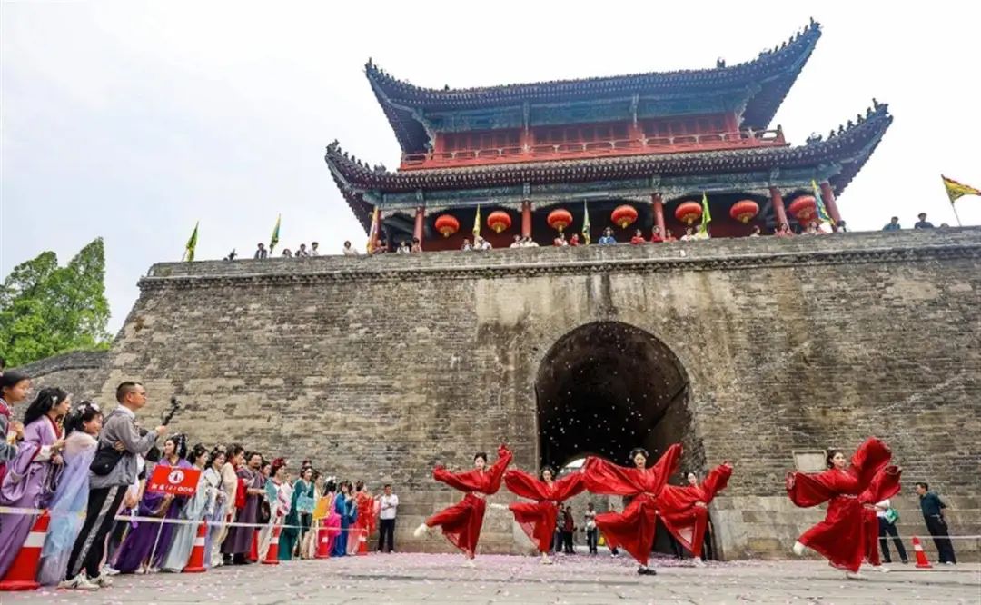 战国袍旅拍在荆州古城爆火:千年楚文化与现代国潮的完美碰撞 - 第4张 - 汉服颂 战国袍旅拍在荆州古城爆火:千年楚文化与现代国潮的完美碰撞 - 第4张