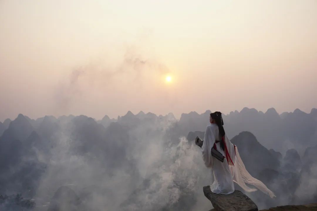当战国侠客邂逅喀斯特山水:桂林旅拍顶流密码破解 - 第2张 - 汉服颂 当战国侠客邂逅喀斯特山水:桂林旅拍顶流密码破解 - 第2张