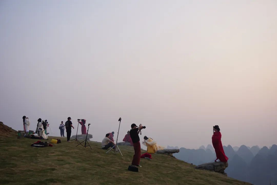当战国侠客邂逅喀斯特山水:桂林旅拍顶流密码破解 - 第3张 - 汉服颂 当战国侠客邂逅喀斯特山水:桂林旅拍顶流密码破解 - 第3张