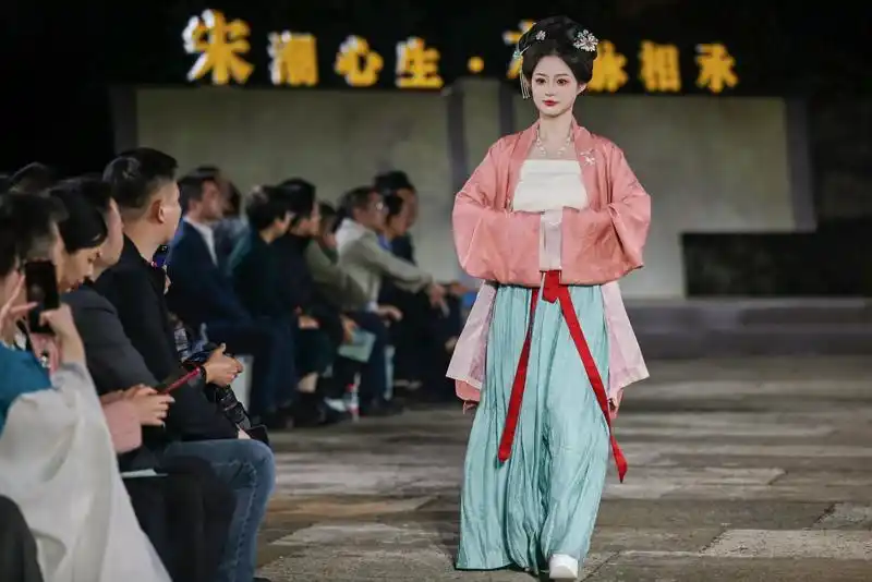 石窟焕新韵:2025宋韵华服时尚设计展演在黄岩演绎古今交融 - 第2张 - 汉服颂 石窟焕新韵:2025宋韵华服时尚设计展演在黄岩演绎古今交融 - 第2张