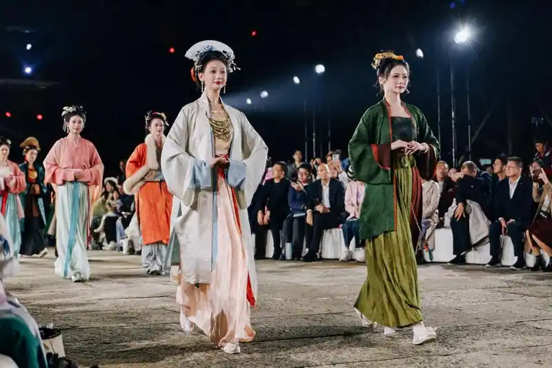 石窟焕新韵:2025宋韵华服时尚设计展演在黄岩演绎古今交融 - 第1张 - 汉服颂 石窟焕新韵:2025宋韵华服时尚设计展演在黄岩演绎古今交融 - 第1张