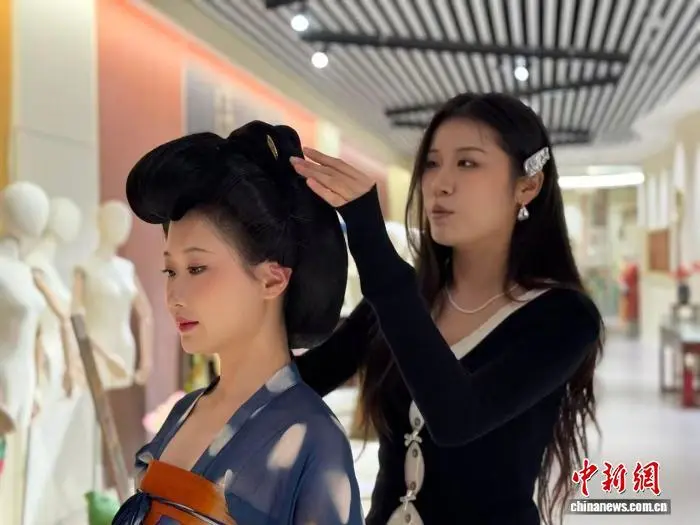 王依婷正在整理传统发髻