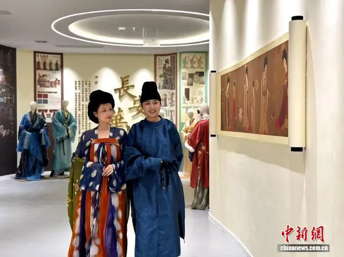 大学生身着汉服漫步校园