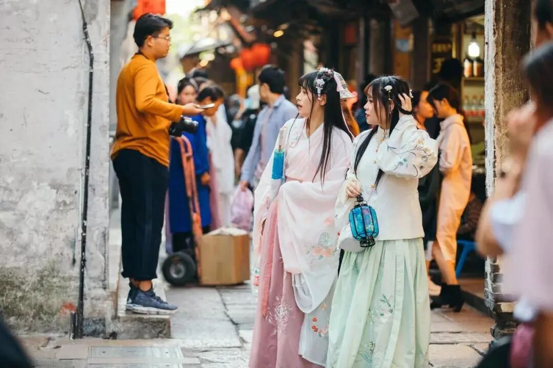 从“小众爱好”到“日常穿搭”：汉服破圈路上的四大现实障碍 - 第1张