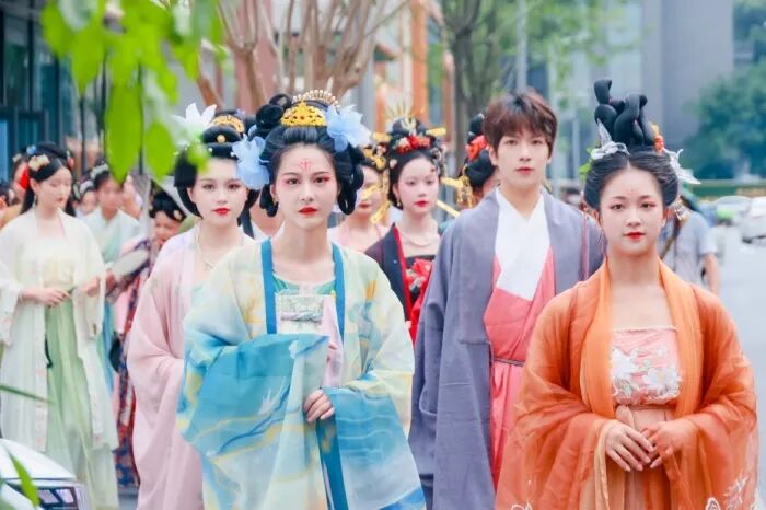 从“小众爱好”到“日常穿搭”：汉服破圈路上的四大现实障碍 - 第2张