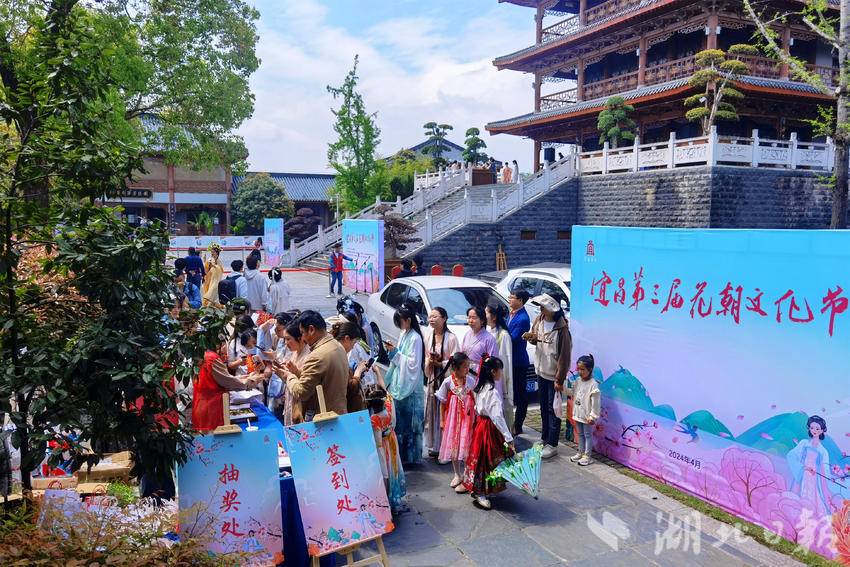 宜昌花神齐聚夷陵楼 共赏春日汉服秀 - 第1张 - 汉服颂 宜昌花神齐聚夷陵楼 共赏春日汉服秀 - 第1张