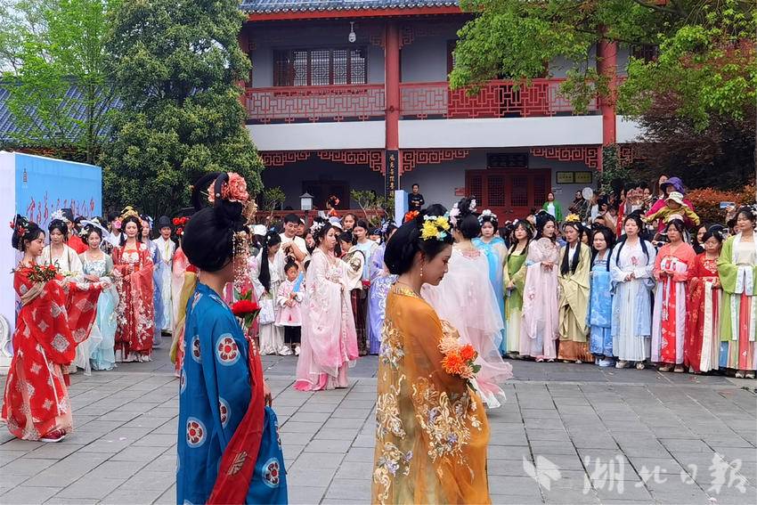 宜昌花神齐聚夷陵楼 共赏春日汉服秀 - 第2张 - 汉服颂 宜昌花神齐聚夷陵楼 共赏春日汉服秀 - 第2张