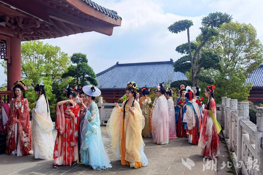 宜昌花神齐聚夷陵楼 共赏春日汉服秀 - 第3张 - 汉服颂 宜昌花神齐聚夷陵楼 共赏春日汉服秀 - 第3张