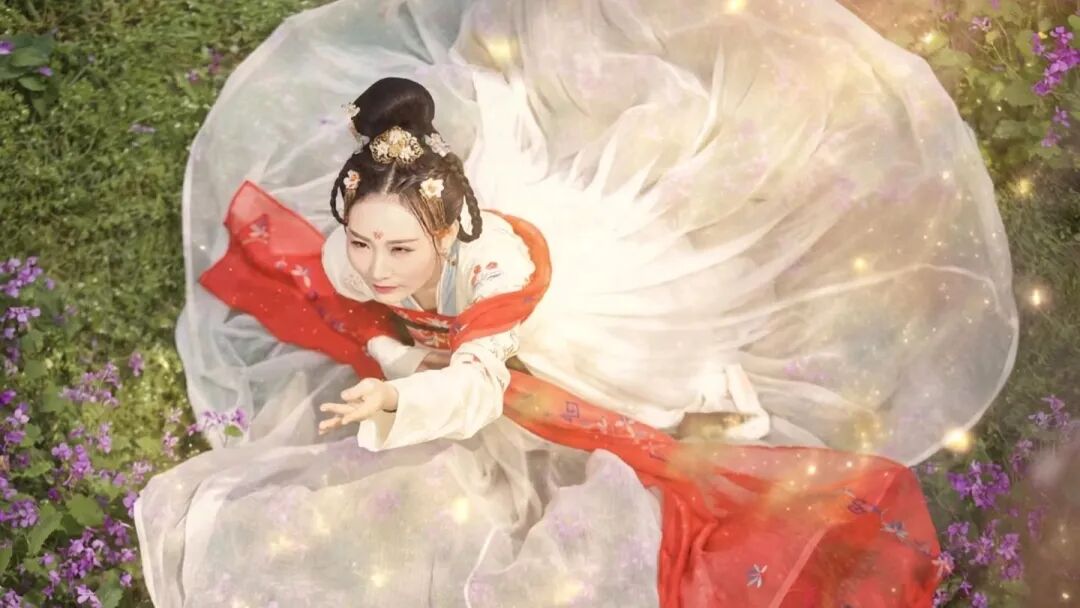 初夏汉服封神！唐制齐胸襦裙花海写真全攻略，新手照搬拍出大片 - 第4张