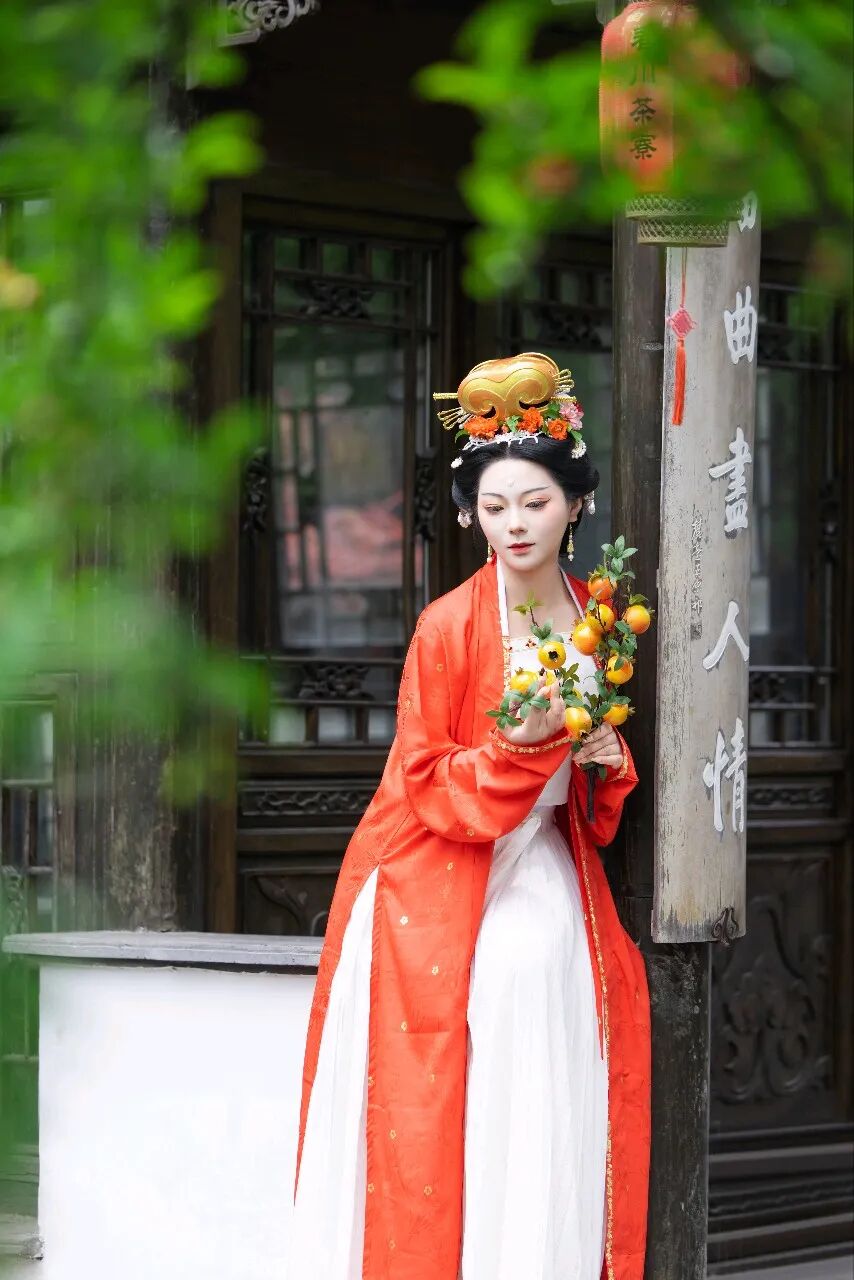 扬州榴花盛放:宋制汉服园林拍照,5组姿势拍出松弛感 - 第3张 - 汉服颂 扬州榴花盛放:宋制汉服园林拍照,5组姿势拍出松弛感 - 第3张