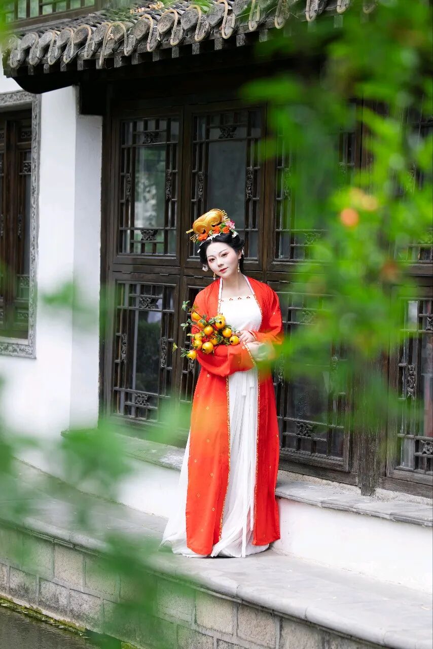 扬州榴花盛放:宋制汉服园林拍照,5组姿势拍出松弛感 - 第4张 - 汉服颂 扬州榴花盛放:宋制汉服园林拍照,5组姿势拍出松弛感 - 第4张