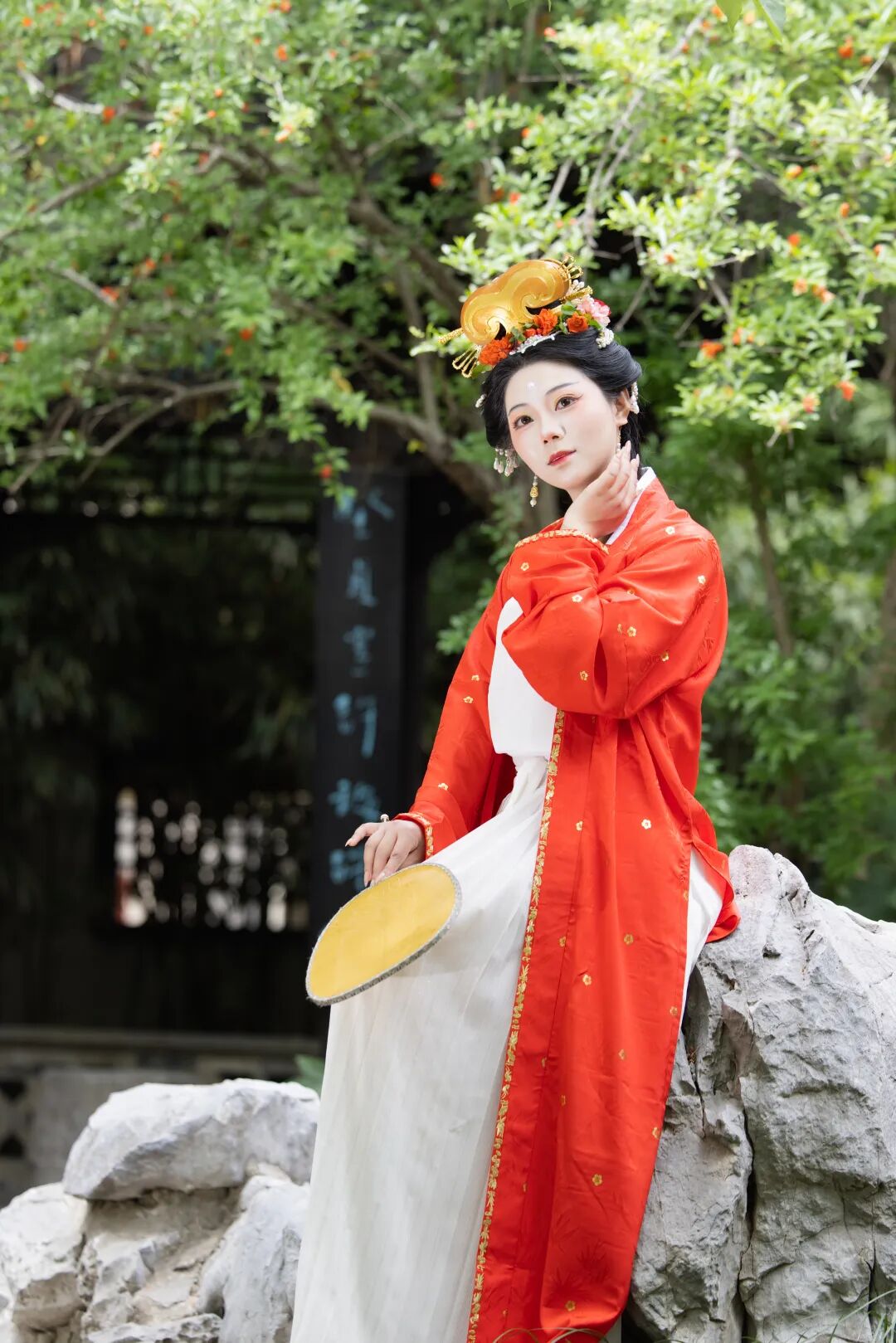 扬州榴花盛放:宋制汉服园林拍照,5组姿势拍出松弛感 - 第5张 - 汉服颂 扬州榴花盛放:宋制汉服园林拍照,5组姿势拍出松弛感 - 第5张