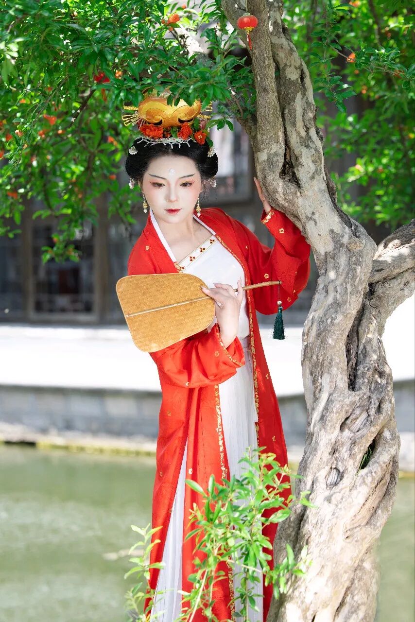 扬州榴花盛放:宋制汉服园林拍照,5组姿势拍出松弛感 - 第6张 - 汉服颂 扬州榴花盛放:宋制汉服园林拍照,5组姿势拍出松弛感 - 第6张