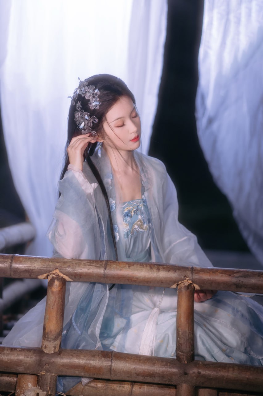古风仿妆写真 | 雾妄言:陈都灵仿妆的昼与夜 - 第9张 - 汉服颂 古风仿妆写真 | 雾妄言:陈都灵仿妆的昼与夜 - 第9张